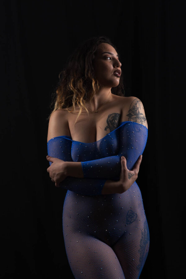 Glamour photo of Belle Amelie wear blue netting