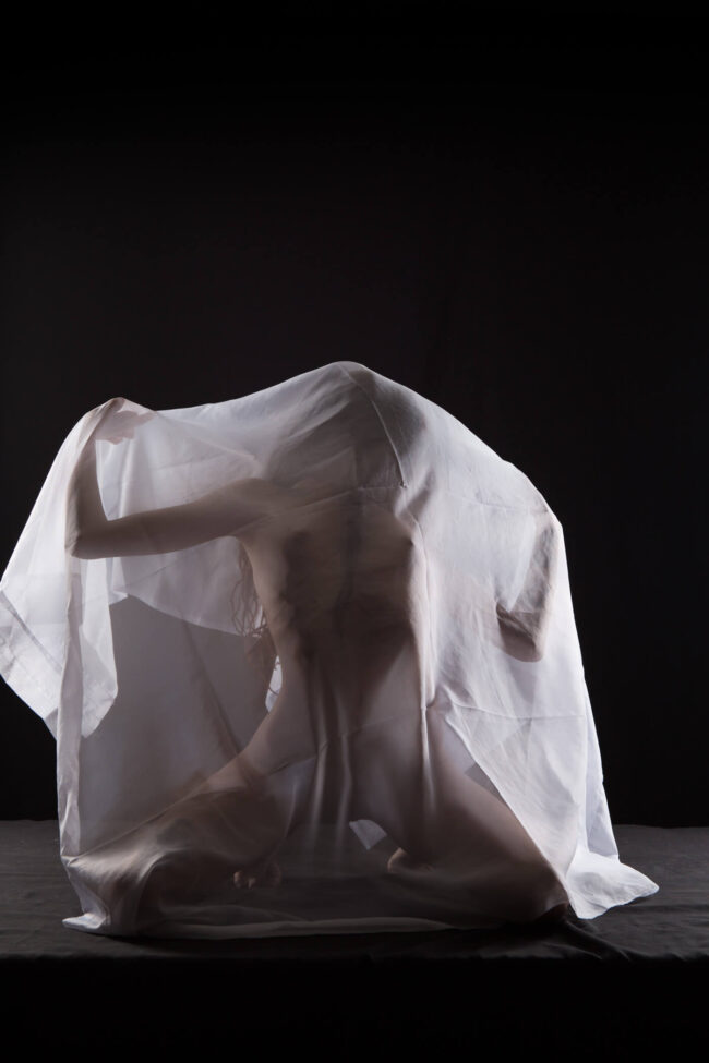 artsy-portraits-in-midwest-city-encased