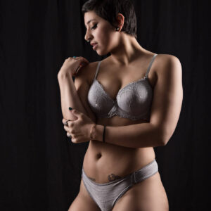 iranian-beauty-model-photography-midwest-city-light-grey