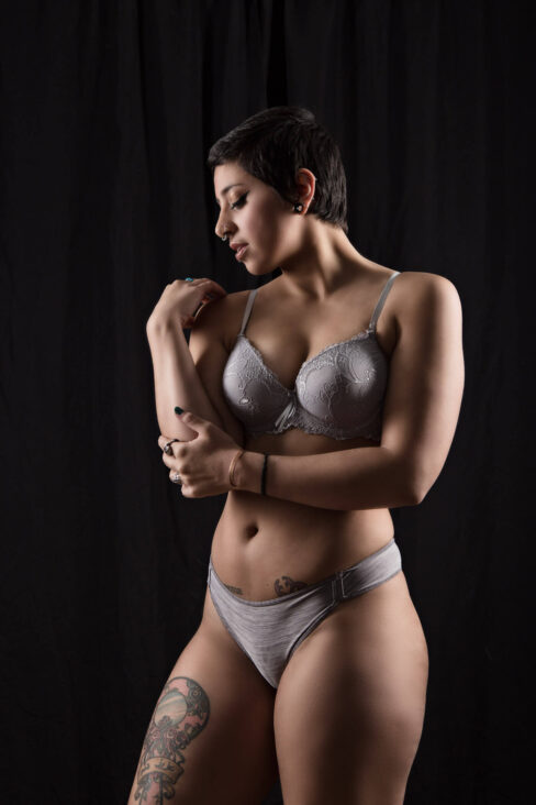 iranian-beauty-model-photography-midwest-city-light-grey