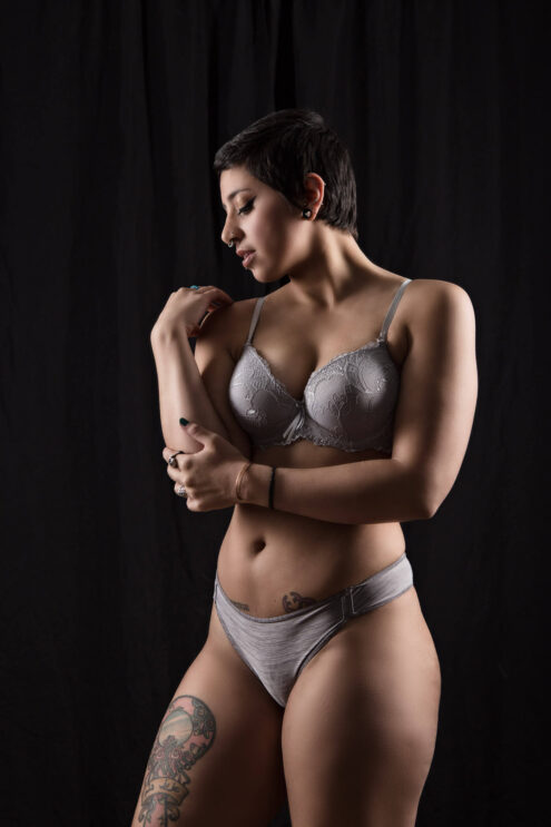 iranian-beauty-model-photography-midwest-city-light-grey