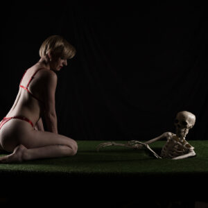 4eva.blonde-bones-portal-grass-skeleton-model-moore-ok