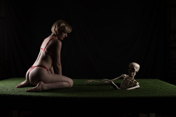 4eva.blonde-bones-portal-grass-skeleton-model-moore-ok