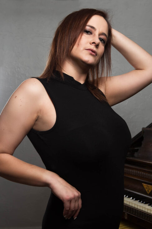 gorgeous-modeling-katy-bates-black