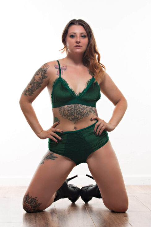 ronnie-gainer-emerald-green-boudoir-photo-shoot-bethany-ok