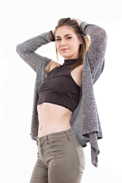 anika-folsom-grey-jeans-sweater-crop-top-brunette-edmond-ok