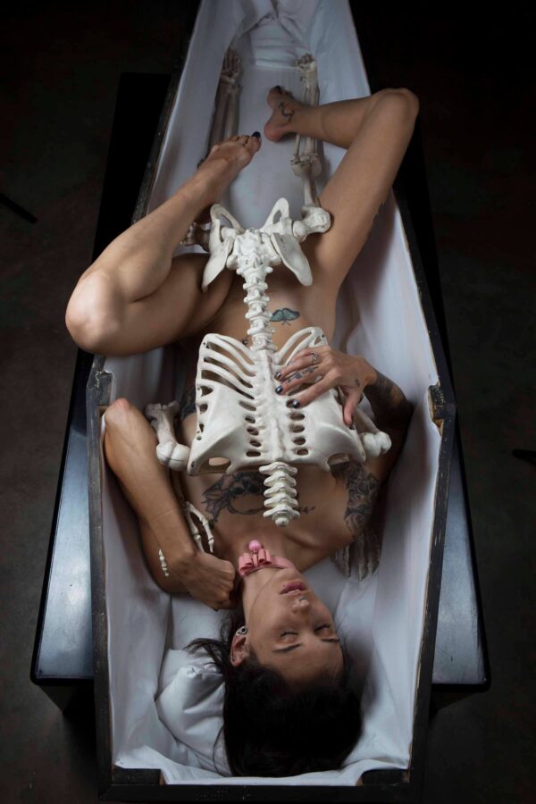 greasyrose-bones-skeleton-casket-dreams-dark-themed-photo-session-oklahoma-city-ok