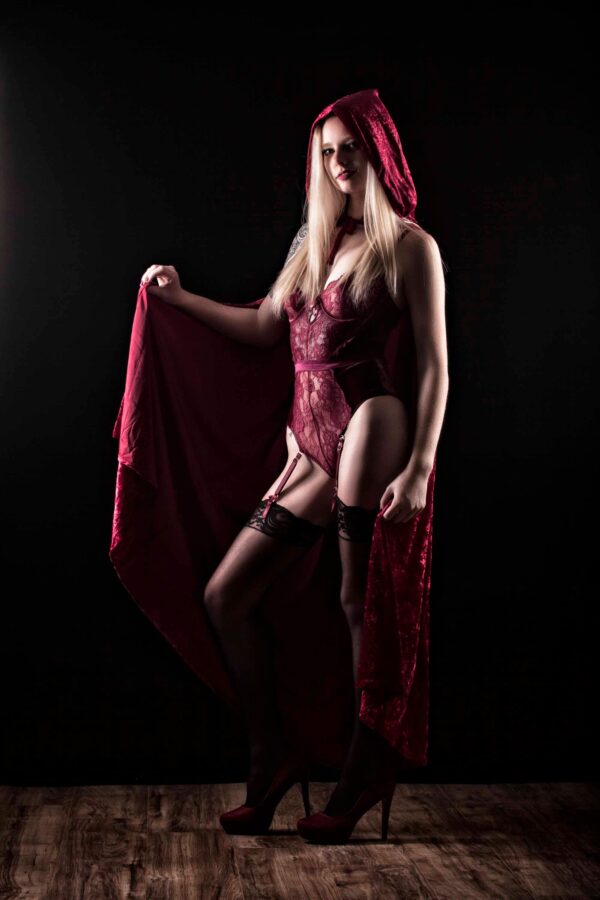 karli-mcghee-maroon-outfit-dark-themed-photo-shoot-norman-ok