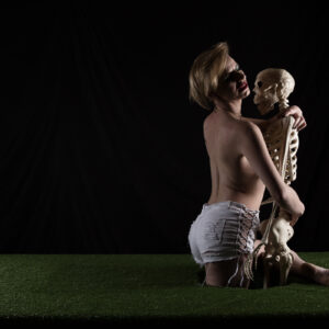 4eva.blonde-dark-themed-photo-session-skull-skeleton-portal-hole-grass-moore-ok